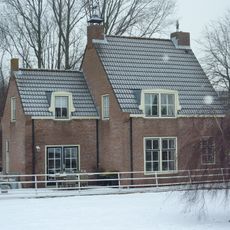 Laag huis met topgevel