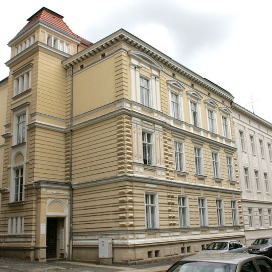 Mietshaus in nach rechts geschlossener Bebauung Jochmannstraße 6