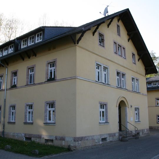 Einzeldenkmal der Sachgesamtheit Baumwollspinnerei E. I. Clauß Nachfolger: ehemaliges Kutscher- und Stallgebäude mit Verbindungsbau Zur Baumwolle 29; 31