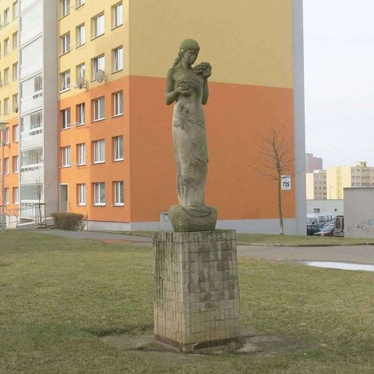 Socha Dary přírody v sídlišti Liščí vrch v Mostě