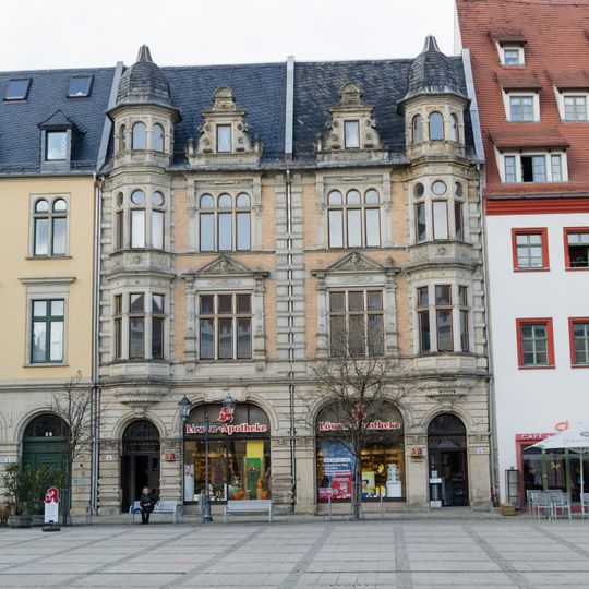 Wohn- und Geschäftshaus, Teil eines Doppelhauses in geschlossener Bebauung, repräsentativer Bau in Klinkermischbauweise von platzbildprägender Bedeutung, Hauptmarkt 16