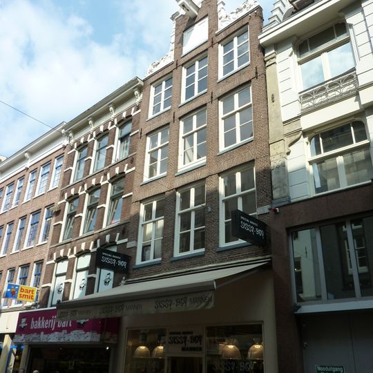 Pand met gevel onder rechte lijst