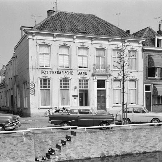 Pand onder dwars schilddak met gepleisterde lijstgevel