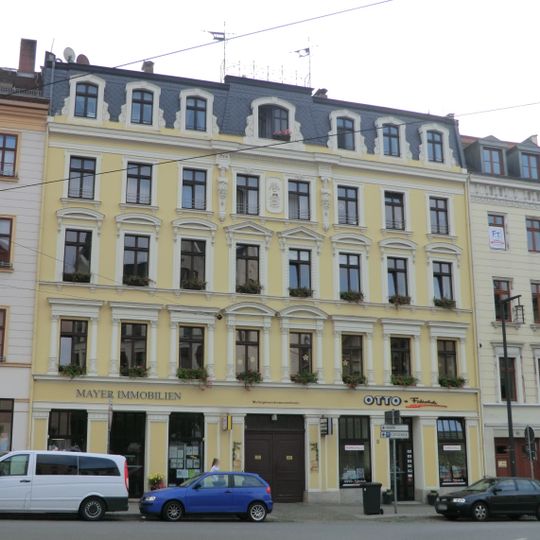 Wohnhaus mit Läden in geschlossener Bebauung und Werkstattgebäude im Hof Demianiplatz 26