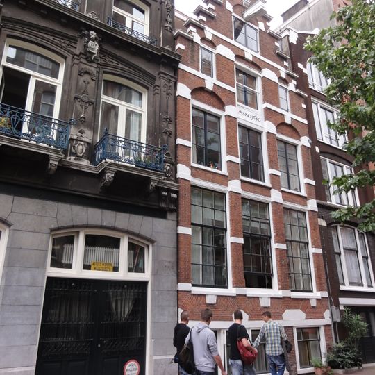 Pand met trapgevel, versierd in de trant met grote boogblokken