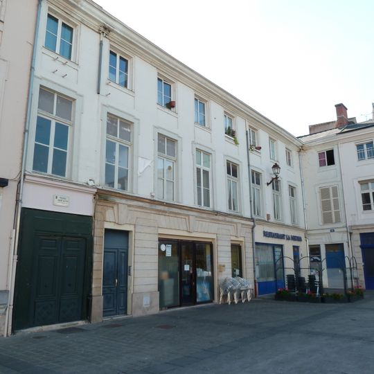 Maisons, 9-11 place de l'Hôtel-de-Ville