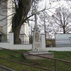 Pamětní kříž u kostela Nejsvětější Trojice ve Velké Šťáhli