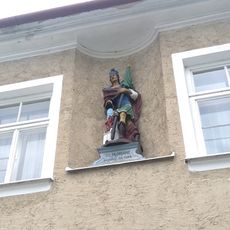 Socha svatého Floriána ve výklenku domu 62 na náměstí Republiky v Žďáru nad Sázavou