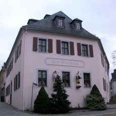 Wohnhaus in Ecklage und offener Bebauung, langer Anbau zum Frauenmarkt, mit seitlicher Einfriedungsmauer und Toreinfahrt Kirchgasse 2