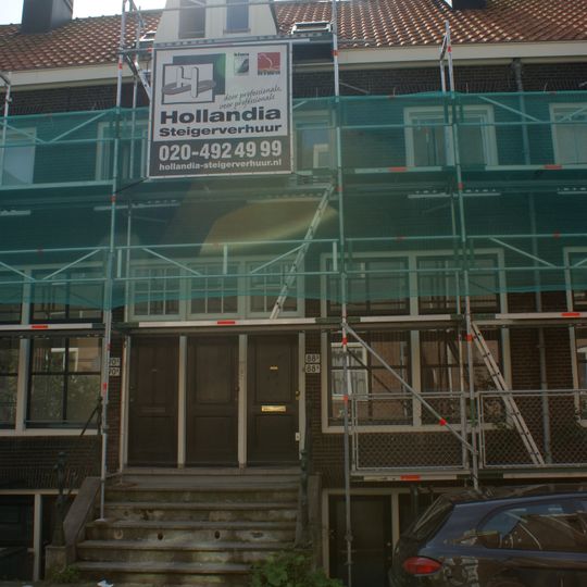 Aaneengesloten reeks onderkelderde dijkwoningen