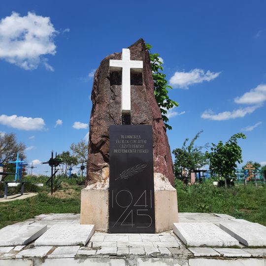 Monument în memoria consătenilor căzuți în 1941-1945