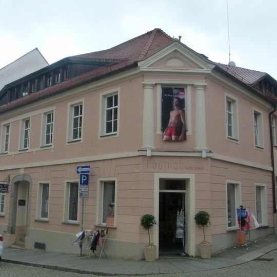 Wohnhaus in geschlossener Bebauung und Ecklage Bautzner Straße 14