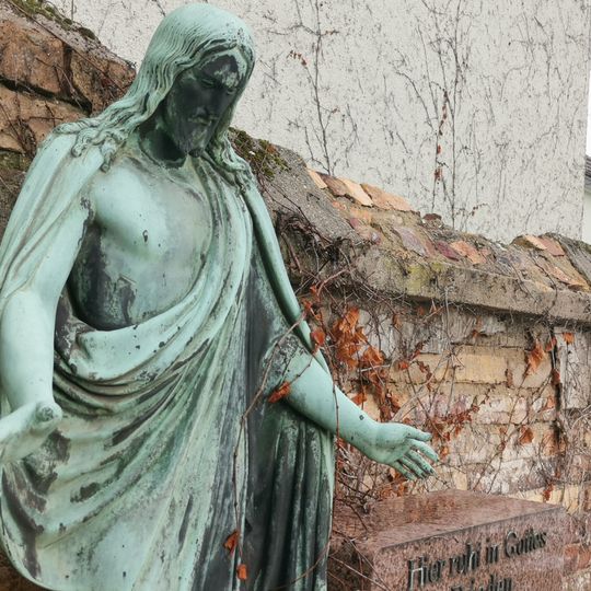 Drei Grabmale auf dem Friedhof Friedhofsweg