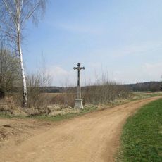 Kříž u Dírné na rozcestí polních cest