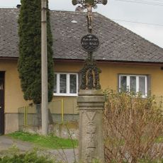 Kříž na návsi v Černíkově