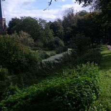 Water van de binnengracht aan de zuidzijde van de oude stadsmuur