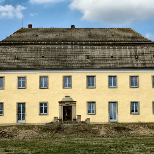 Sachgesamtheit Kammergut Mahlis mit folgenden Einzeldenkmalen: Herrenhaus, sechs Wirtschaftsgebäude des ehemaligen Kammergutes Mahlis und Erdkeller sowie Wirtschaftshof und gärtnerische Anlage nördlich