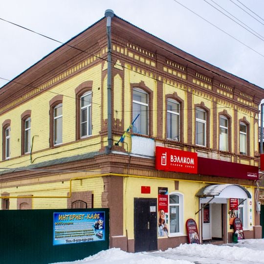 Жилой дом с торговыми помещениями