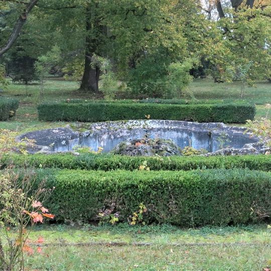 Kašna v zámeckém parku ve Vidimi