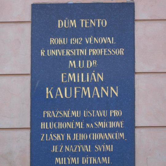 Pamětní deska profesora Kaufmanna na Karlově náměstí v Praze