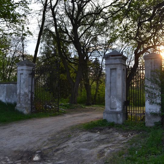 Ogrodzenie z bramą wjazdową z kratą z herbem Zamojskich