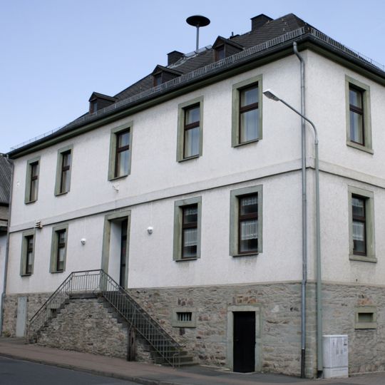 Ehem. Volksschule und Schulscheune