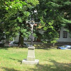 Kříž u věže kostela sv. Vavřince v Dačicích