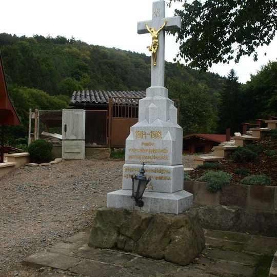 Kříž v ulici Pod Starou farou v Lomnici