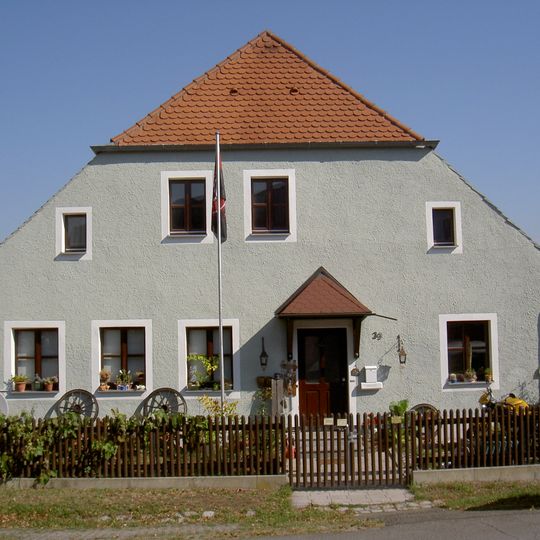 Erdgeschossiges Halbwalmhaus