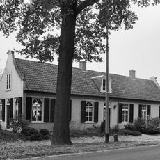 Dorpswoning onder een zadeldak