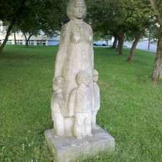 Frau mit drei Kindern