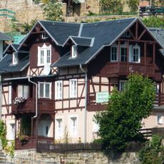 Wohnhaus in offener Bebauung mit Nebengebäude Hausberg 6