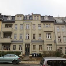 Mietshaus in geschlossener Bebauung mit Vorgarten und Einfriedung Ernst-Heilmann-Straße 14