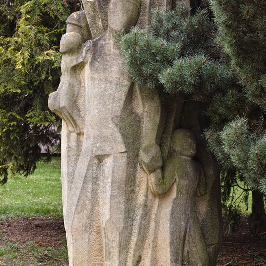 Statue of parents with children