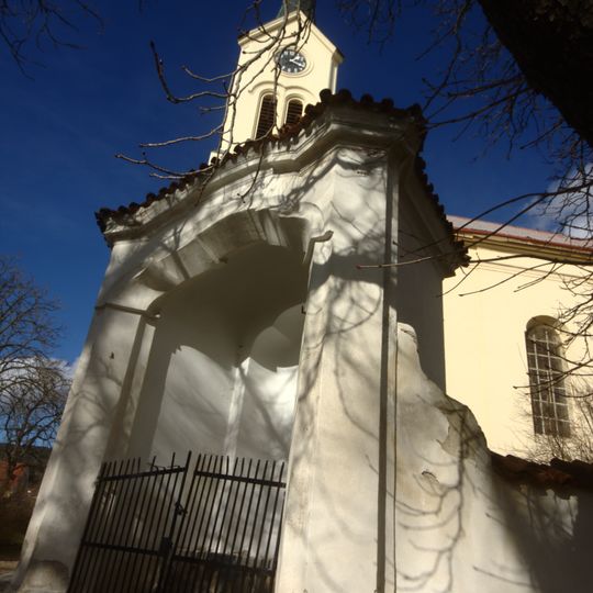 Výklenková kaple ve zdi kostela svatého Václava v Mníšku pod Brdy