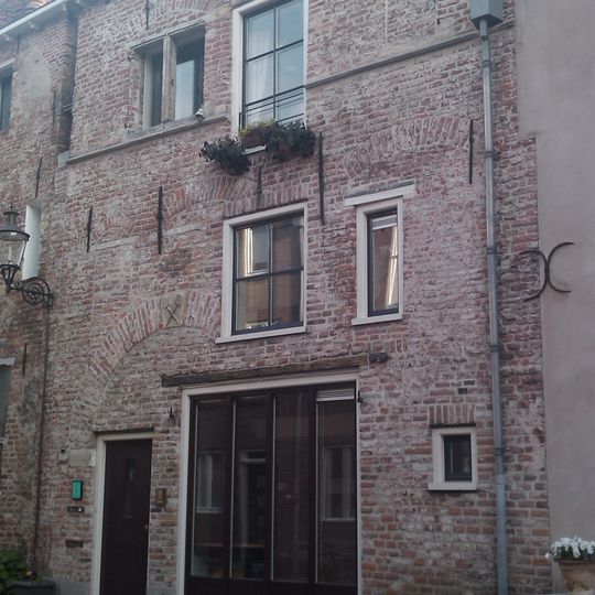 Pakhuis met gepleisterde gevel