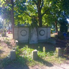 Grabmal mit Sitzfigur einer Trauernden