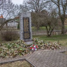 Pomník padlým v obou světových válkách na návsi v Jizerním Vtelně