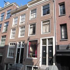 Huis met latere gevel onder rechte lijst