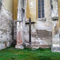 Kříž u kostela v Horních Sekyřanech