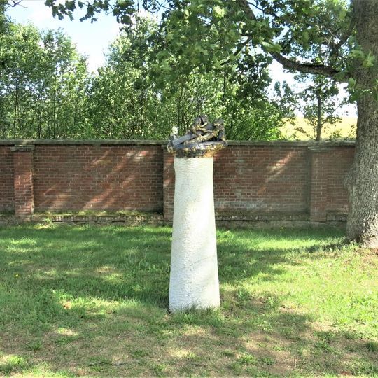 Sloup zastavení IX. na křížové cestě v parku kláštera v Teplé