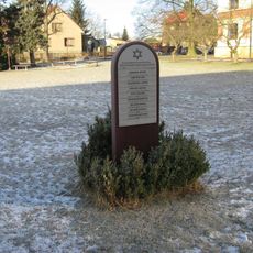 Pomník židovským občanům Mšena, zahynulým při holocaustu v II. sv. válce, v parčíku před základní školou ve Mšeně
