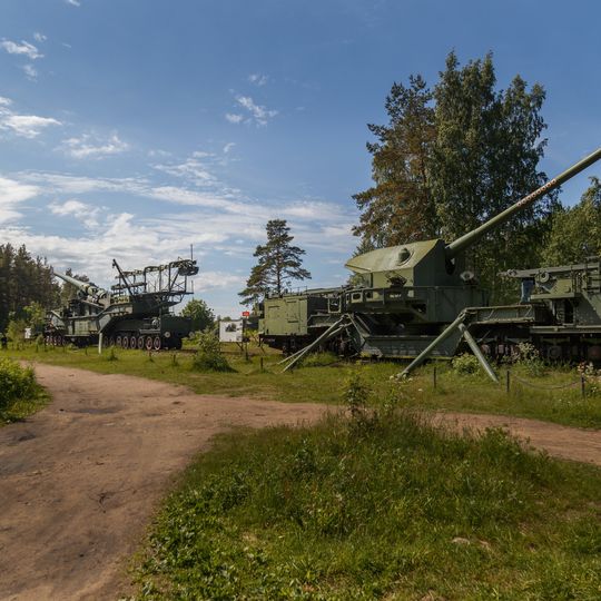 Площадка боевой техники, где установлено пять артиллерийских орудий различного назначения