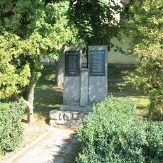 Pomník padlým na návsi v Klobukách