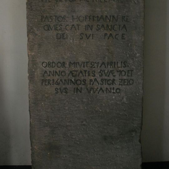 Grabplatte An der Kirche 6