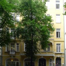 Mietshaus, Läden Clausewitzstraße 4