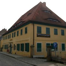 Wohnhaus in offener Bebauung mit rückwärtigem Anbau, Portal und Türblatt sowie Garten mit Gartenhaus, Terrasse und Treppenanlage (Gartendenkmal) Hertigswalder Straße 12