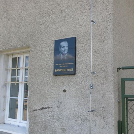 Pamětní deska Svatopluka Beneše na nádraží v Roudnici nad Labem