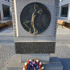 Památník před úřadem v Týnci nad Sázavou