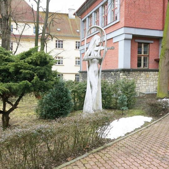 Socha Houslistka u Základní umělecké školy v Chomutově